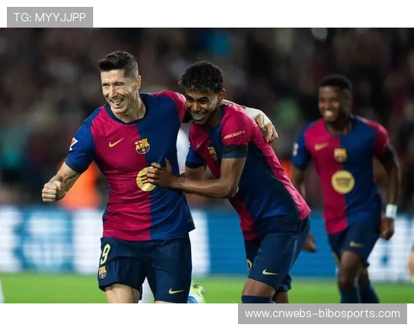 诺坎普球场灯光秀致敬莱万,波兰射手鼓掌回应球迷热情